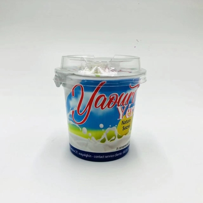 El envase fijó la taza plástica del yogur 125g con la etiqueta de encargo del encogimiento