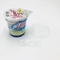 El envase fijó la taza plástica del yogur 125g con la etiqueta de encargo del encogimiento